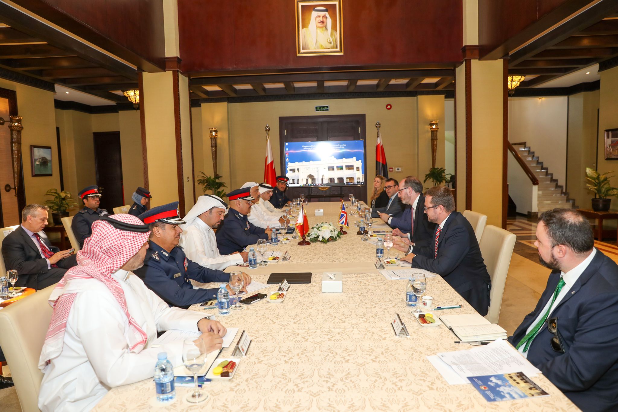 الاطلاع على خدمات مجمع السجون المفتوحة ومدرسة مكافحة المتفجرات بقوة الأمن الخاصة ... رئيس الأمن العام يترأس الجانب البحريني في اجتماع فريق العمل الأمني المشترك بين وزارتي الداخلية في البحرين والمملكة المتحدة<